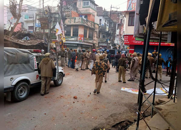  Many districts of UP burnt at CAA "title =" Many districts of UP burnt at CAA "width =" 600 "height =" 430 "/ > <p> Law and order came to a halt. Somewhere the protesters threw stones, news came from somewhere that the police outpost was blown. The news of deaths began to rise during the protest. The tension of the Yogi government started increasing. Rampur, Muzaffarnagar, Meerut, Violence reports from several districts including Varanasi, Firozabad, Bijnor, Ayodhya, Sitapur Came in. </p> </p></div> </li> <li> <div class=