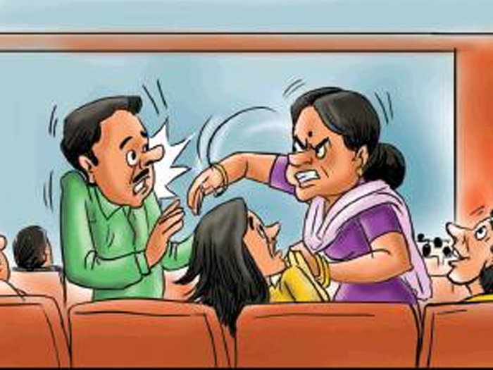 Ahmedabad Husband Beaten By Wife गर लफ र ड क स थ स न म ह ल म फ ल म द ख रह थ पत दब ग पत न न द न क जमकर प ट Husband Was Watching A Movie In Ahmedabad Cinema