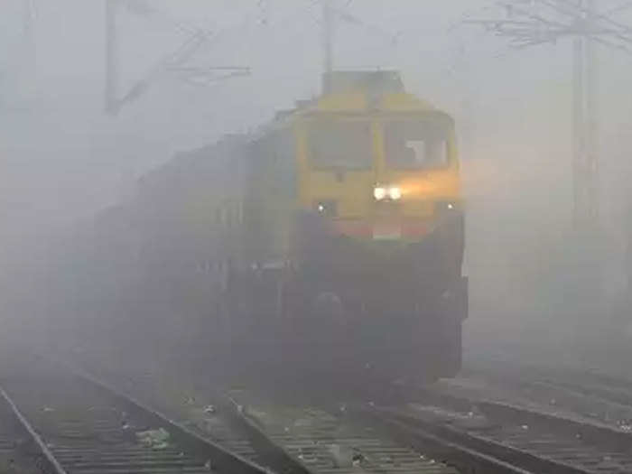 यातायात पर कोहरे का असर, 194 ट्रेनें लेट, फ्लाइट्स डायवर्ट - more than 190  trains late from fog complete list | Navbharat Times