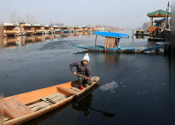  Frozen Dal Lake "title =" Frozen Dal Lake "width =" 600 "height =" 430 "/> <p> Jammu- Dal Lake in Srinagar, Kashmir, freezes every year in winter. Already this year, the lake is completely frozen. In the picture, a child is seen breaking the ice with a boat paddle. </p> </p></div> </li> <li> <div class=