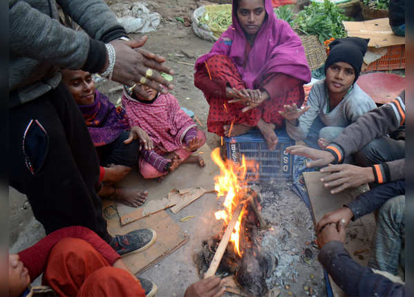  Fire is the only support "title =" Fire is the only support "width =" 600 "height =" 430 "/> <p> People suffering from cold fire support They are saving themselves. Vegetable sellers and other workers are also trying to vent the cold by heating the fire. </p> </p></div> </li> <li> <div class=