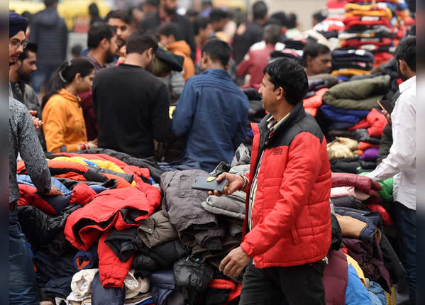  Crowd for jacket shopping "title =" Crowd for jacket shopping "width =" 600 "height =" 430 "/> <p> Winter cold Sales of clothing have increased. In many cities and markets, people are buying clothes like jackets, shawls and sweaters. </p> </p></div> </li> <li> <div class=