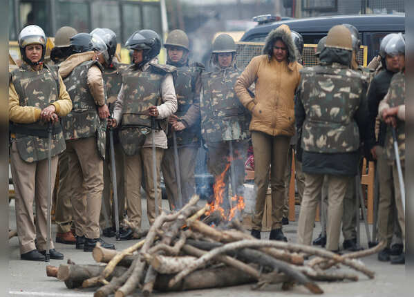  Display and winter together "title =" Display and winter exposure With "width =" 600 "height =" 430 "/> <p> demonstrations are going on against the CAA and NRC across the country. Police are on alert after violence in many places in UP. Women policemen on duty in Meerut are also adamant for the use of fire. </p> </p></div> </li> <li> <div class=