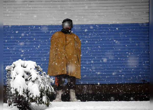  Even in the cold winter, the young men "title =" in the cold winter. The troops are also "width =" 600 "height =" 430 "/> <p> In the same winter, army and police personnel are on duty. Security forces are deployed in Kashmir's Lal Chowk area amid snowfall and maintaining peace. </p> </p></div> </li> <li> <div class=