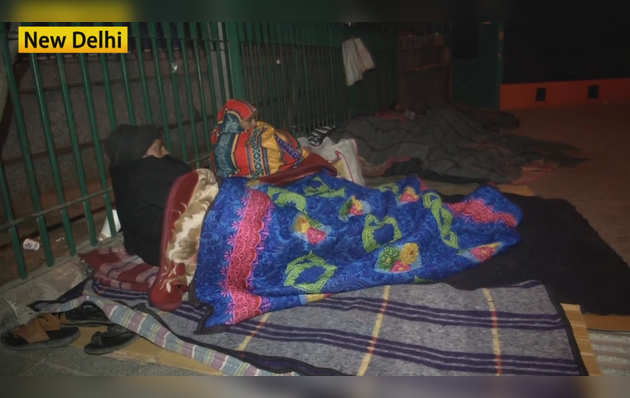  Sizzling winter in Delhi, patient and family outside AIIMS Hospital forced to spend night in open "title =" Sizzling winter in Delhi, patient and family outside AIIMS Hospital forced to spend night in open "width = "630" height = "400" /> <span class=