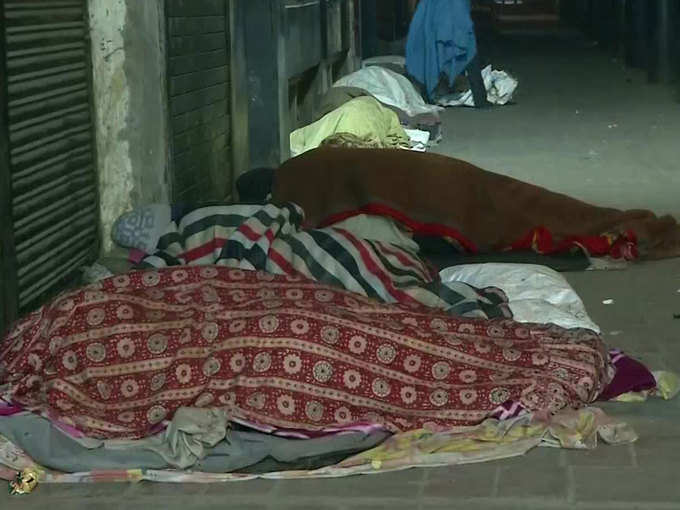 तुर्कमान गेट क्षेत्र में गलियों में सोते नजर आए बेघर लोग