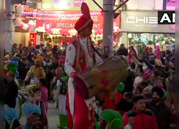  The drum beat and the new year celebration "title =" The drum beat and the new year celebration "width =" 600 "height =" 430 "/ > <p> On the New Year occasion in Chandigarh, people swarm to the beat of drums. </p> </p></div> </li> <li> <div class=