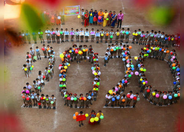  School children write in a queue 2020 "title =" School children write in a queue 2020 "width =" 600 "height =" 430 "/> <p> Located in Bhandup, Mumbai The children of Sahyadri Vidyamandir School welcomed the New Year in a special way. Children looked happy with colorful balloons. </p> </p></div> </li> <li> <div class=