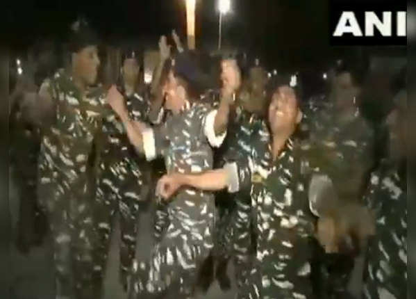  New year, CRPF is young and 'will do havan ...' "title =" New year, CRPF will be young and 'will do havan ...' "width = "600" height = "430" /> <p> CRPF jawans in Raipur, Chhattisgarh celebrated the New Year by jumping to the beat of songs. </p> </p></div> </li> <li> <div class=