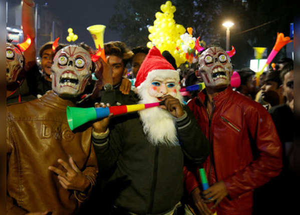  Mask, Siren and ... Happy New Year "title =" Mask, Siren and ... Happy New Year "width =" 600 "height =" 430 "/> <p> The celebration of the new year is also different. Will happen. In Ahmedabad, the youth was seen moping on the streets with Bhopu wearing a mask. </p> </p></div> </li> <li> <div class=