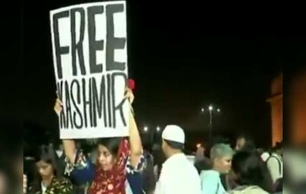  Mumbai: Demonstration at Gateway of India in protest against JNU violence, poster of 'Free Kashmir' appeared "title =" Mumbai: Demonstration at Gateway of India in protest against JNU violence, seen 'Free Kashmir Poster of 'Width = "630" height = "400" /> <span class=