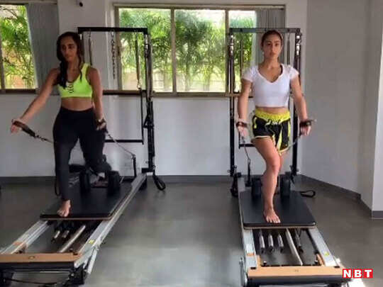 Sara Ali Khan, विडियोः ट्रेनर के साथ वर्कआउट करती नजर आईं सारा अली खान - sara  ali khan shared workout video with her trainer - Navbharat Times
