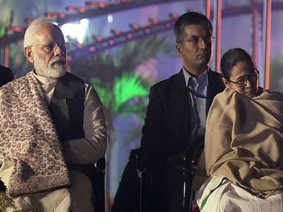 पीएम मोदी और ममता बनर्जी पीएम मोदी और ममता बनर्जी