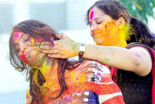 try these methods for holi colors | I am Gujarat Photogallery
