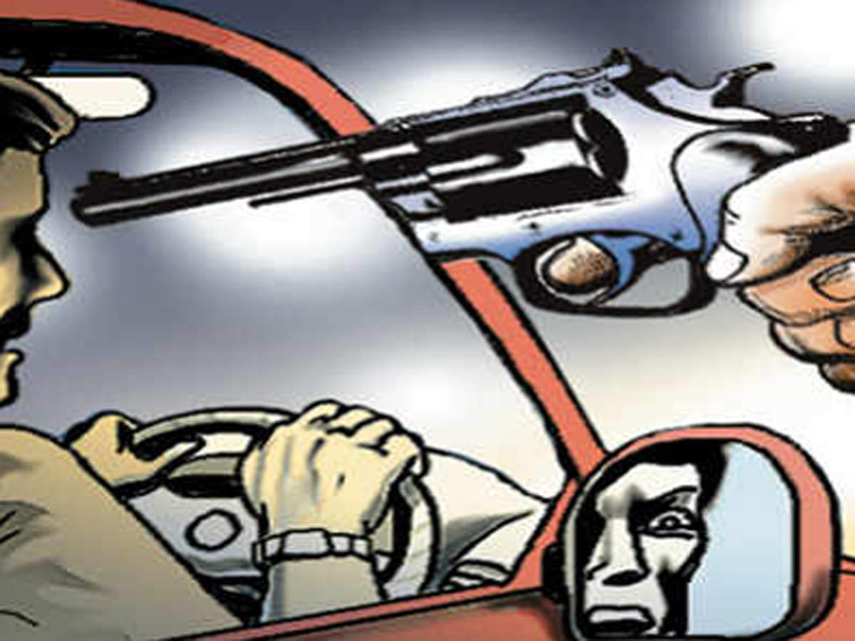 noida car robbery case: नोएडा: कानून व्यवस्था का मजाक, बंदूक की नोक पर 3 बदमाश ले उड़े गाड़ी - three men rob car of senior executive at gunpoint in noida | Navbharat Times