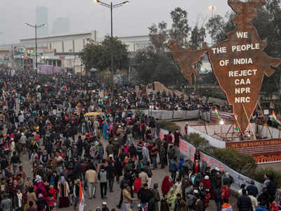 शाहीन बाग : प्रदर्शनकारियों के लिए फल, पानी, बिरयानी लेकर पहुंच रहे लोग