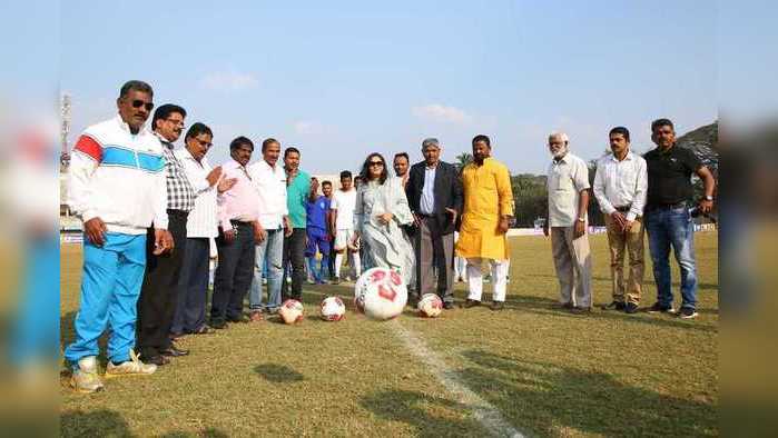 येथील आंतरजिल्हा फुटबॉल स्पर्धेचे उद्‌घाटन  विफाच्या महिला समिती अध्यक्ष  मधुरिमाराजे छत्रपती यांनी बॉलला किंक मारुन केले. यावेळी विफा आणि केएसएचे पदाधिकारी उपस्थित होते.