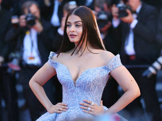 aishwarya rai singing video: #Throwback: गजब की सिंगर हैं ऐश्वर्या राय बच्चन, यकीन नहीं तो देख लीजिए यह विडियो - actress aishwarya rai bachchan an amazing singer this throwback video is a