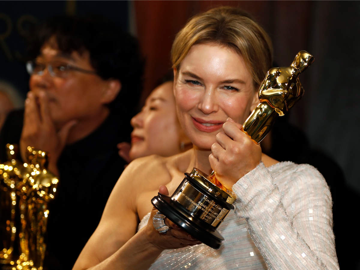 Renee Zellweger Oscars 2020 Judy क लब म व टर क क म करत थ र न ज लव गर ऐस म ल स ट रडम और ऑस कर 2020 Oscars 2020 Renee Zellweger Best Actress For Judy Her Stardom Story