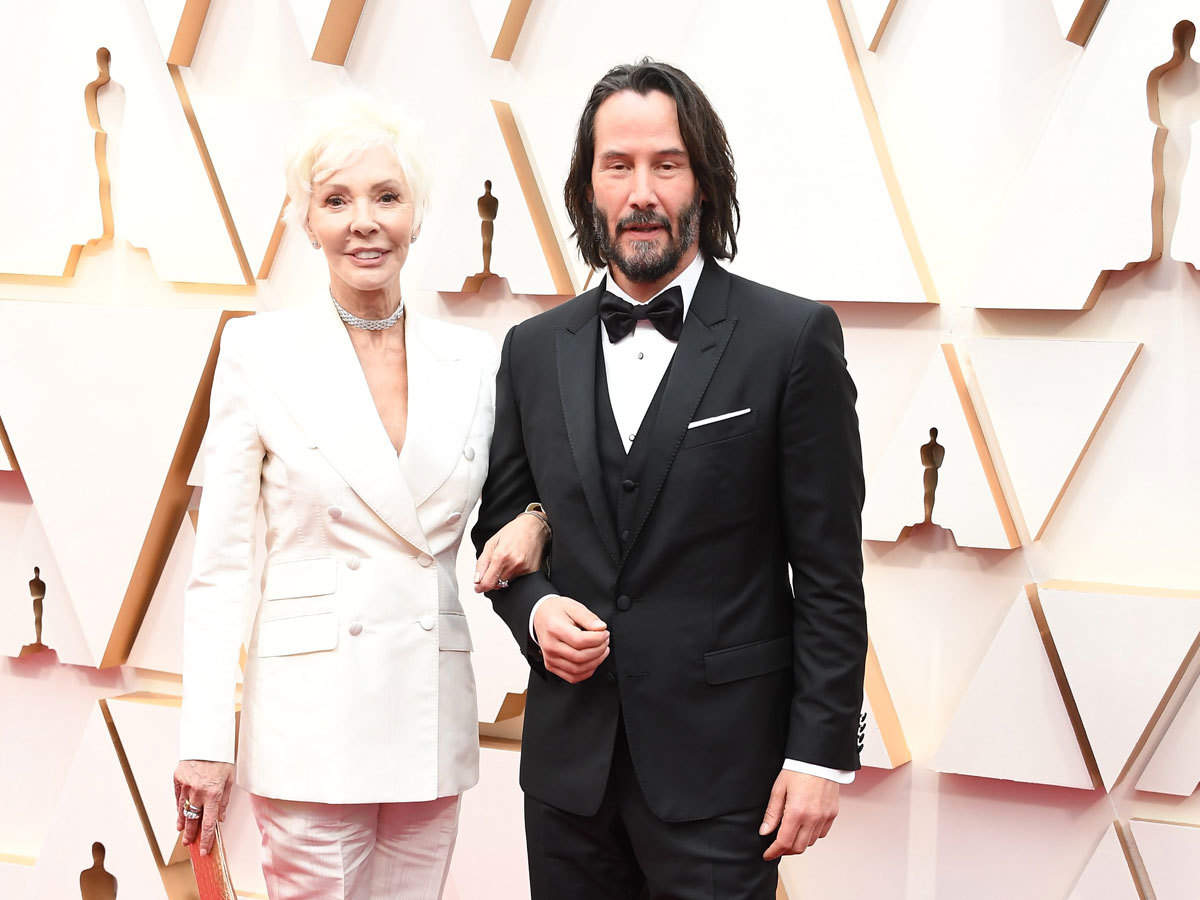 Keanu Reeves ऑस कर अव र ड स 2020 म अपन म क स थ पह च क य न र व स फ न स ह ए ख श Keanu Reeves Comes With His Mom To The Oscars 2020 As His Date Navbharat Times