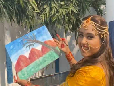 Video: पेंटिंग से ज्यादा काजल राघवानी की खूबसूरती के मुरीद हुए फैन्‍स 