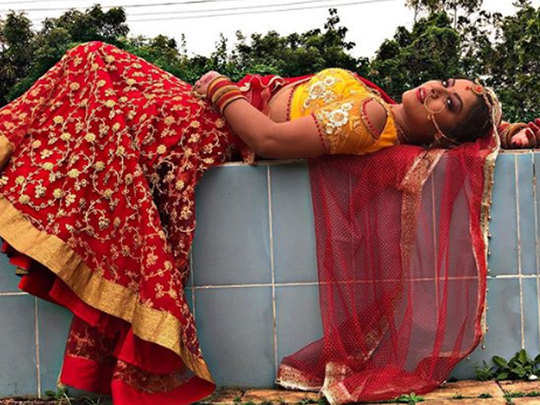 Bhojpuri actresses look sexy in a saree pic