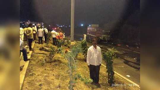 गॅस सिलेंडरच्या ट्रकला भीषण आगस्फोटात ट्रक जळून खाक; वाहतूक ठप्प