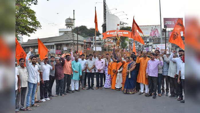 शिवसेनेने शिवाजी पुतळा येथे पठाण यांच्या वक्तत्यांचा निषेध करुन निदर्शने केले. या वेळी शहरप्रमुख रविकिरण इंगवले, ऋतुराज क्षीरसागर आदी.