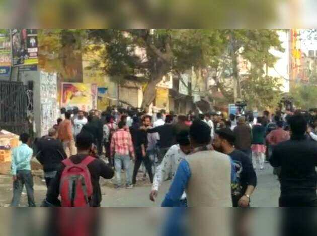 दिल्ली के नॉर्थ-ईस्ट इलाके में CAA पर बवाल, समर्थकों-विरोधियों के बीच पथराव दिल्ली के नॉर्थ-ईस्ट इलाके में CAA पर बवाल, समर्थकों-विरोधियों के बीच पथराव