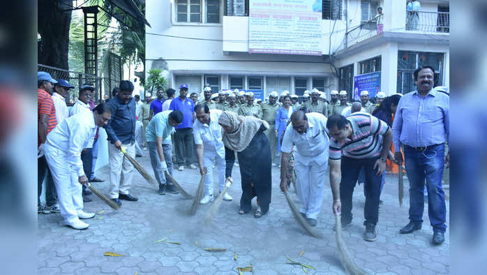 महापालिकेच्या महास्वच्छता अभियानातंर्गत सावित्रीबाई फुले हॉस्पिटल येथे स्वच्छता मोहिमेमध्ये सहभागी.