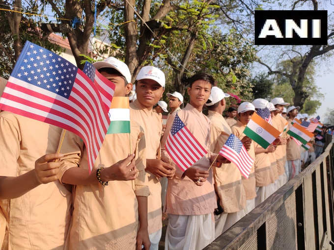 स्कूली बच्चों के हाथ में अमेरिका- भारत के झंडे