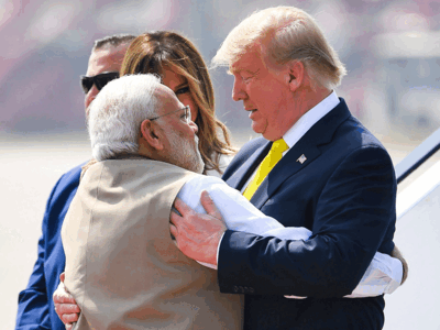 अमेरिकी राष्ट्रपति डॉनल्ड ट्रंप का कुछ इस अंदाज में पीएम मोदी ने किया स्वागत अमेरिकी राष्ट्रपति डॉनल्ड ट्रंप का कुछ इस अंदाज में पीएम मोदी ने किया स्वागत