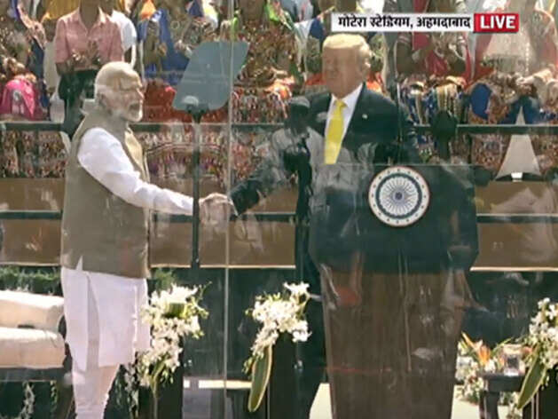 चायवाला...भाषण रोक जब डॉनल्ड ट्रंप ने पीएम मोदी से मिलाया हाथ चायवाला...भाषण रोक जब डॉनल्ड ट्रंप ने पीएम मोदी से मिलाया हाथ