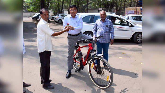 महापालिकेच्या ‘नो व्हेइकल डे’ निमित्त जिल्हाधिकारी कार्यालयात आयुक्त डॉ. मल्लिनाथ कलशेट्टी यांनी सायकलवरुन हजेरी लावली. यावेळी त्यांना गुलाबपुष्प देऊन शुभेच्छा दिल्या.