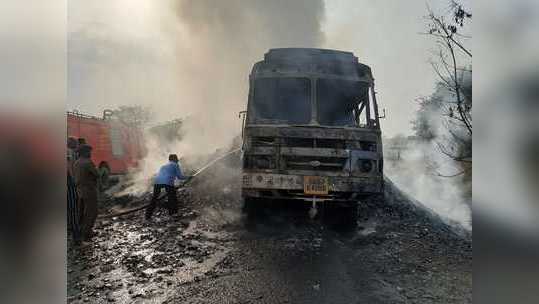 नगर: काडीपेटी वाहून नेणारा धावता ट्रक पेटला