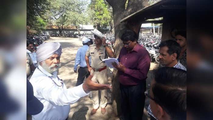 डिआरएम उपंदिर सिंग यांनी रेल्वे स्टेशनच्या पार्किंग भागाला भेट दिली. या भेटीत पार्किंगमध्ये जागा रिकामी असताना, पार्किंगबाहेर गाड्या का लावण्यात आलेल्या आहेत? असा सवाल डिआरएमने केला.