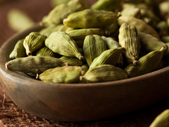 yelakkai tea nanmaikal: ஏலக்காயை டீயில் போட்டு குடிக்கலாமா? அப்படி குடிச்சா என்ன ஆகும்? - cardamom benefits and how to add this in your food | Samayam Tamil