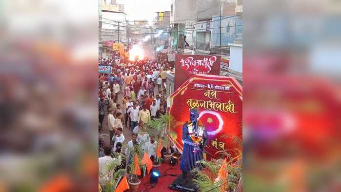 शिवजयंतीनिमित्त काढण्यात आलेल्या मिरवणुकीसमोर नाचताना तरुण.