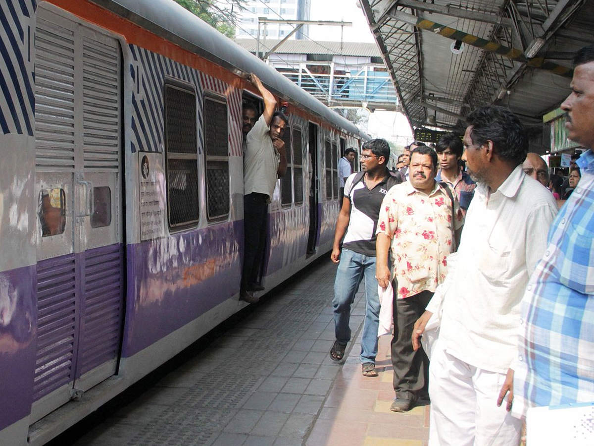 mumbai corona train travel: मुंबई: बढ़ा कोरोना का खतरा, टलीं रेल यात्राएं - train travel sees decline as corona virus threat posed in mumbai | Navbharat Times