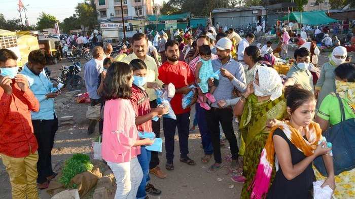 सावेडीच्या पाइपलाइन रस्त्यावरील यशोदानगर भाजी बाजारात विक्रेते व ग्राहकांना मास्कचे वाटप करण्यात आले.