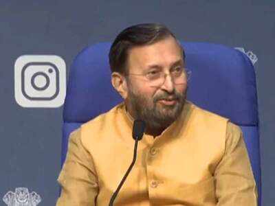 पैनिक होकर सामान न खरीदें, 21 दिन खुली रहेंगी दुकानेंः प्रकाश जावड़ेकर