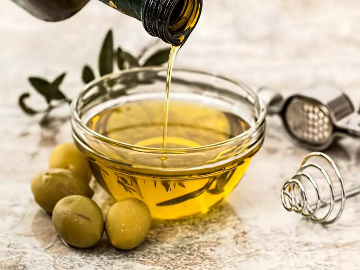 olive oil for heart health, आधा चम्‍मच जैतून का तेल दिल को रखता है स्‍वस्‍थ - how olive oil can improve heart health in hindi - Navbharat Times