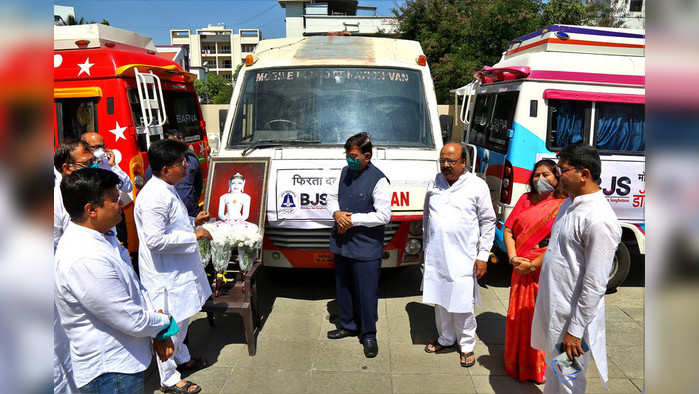 भगवान महावीर जयंती निमीत्त अँम्ब्युलन्स - बातमी सौरभ फोटो - सतीश काळे