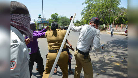 संतापजनक; औरंगाबादमध्ये दुचाकीस्वारांचा पोलिसांवर लाठीहल्ला