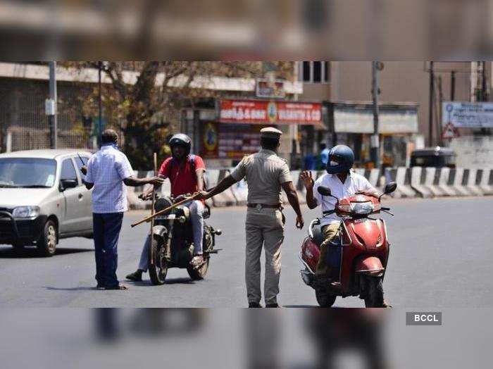 Corona Lockdown ড উট থ ক ফ র র পথ প ল শ ন গ রহ র শ ক র ২ ড ক ত র Doctors Returning From Duty Beaten Up By Cops Eisamay