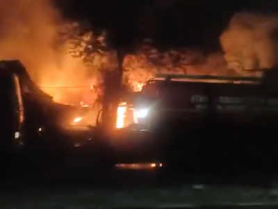 चंडीगढ़-मोहाली बैरियर पर आधी रात को फर्नीचर मार्केट में लगी भीषण आग, 17 दुकानें जलकर राख