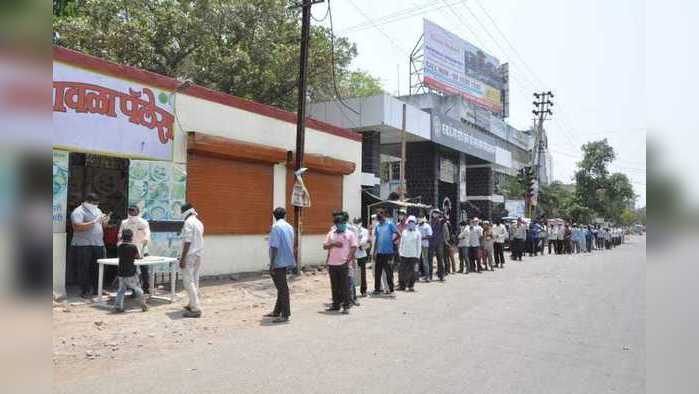 मार्केटयार्ड चौकाजवळ असणाऱ्या शिवभोजन केंद्राच्या बाहेर अशी रांग असते.