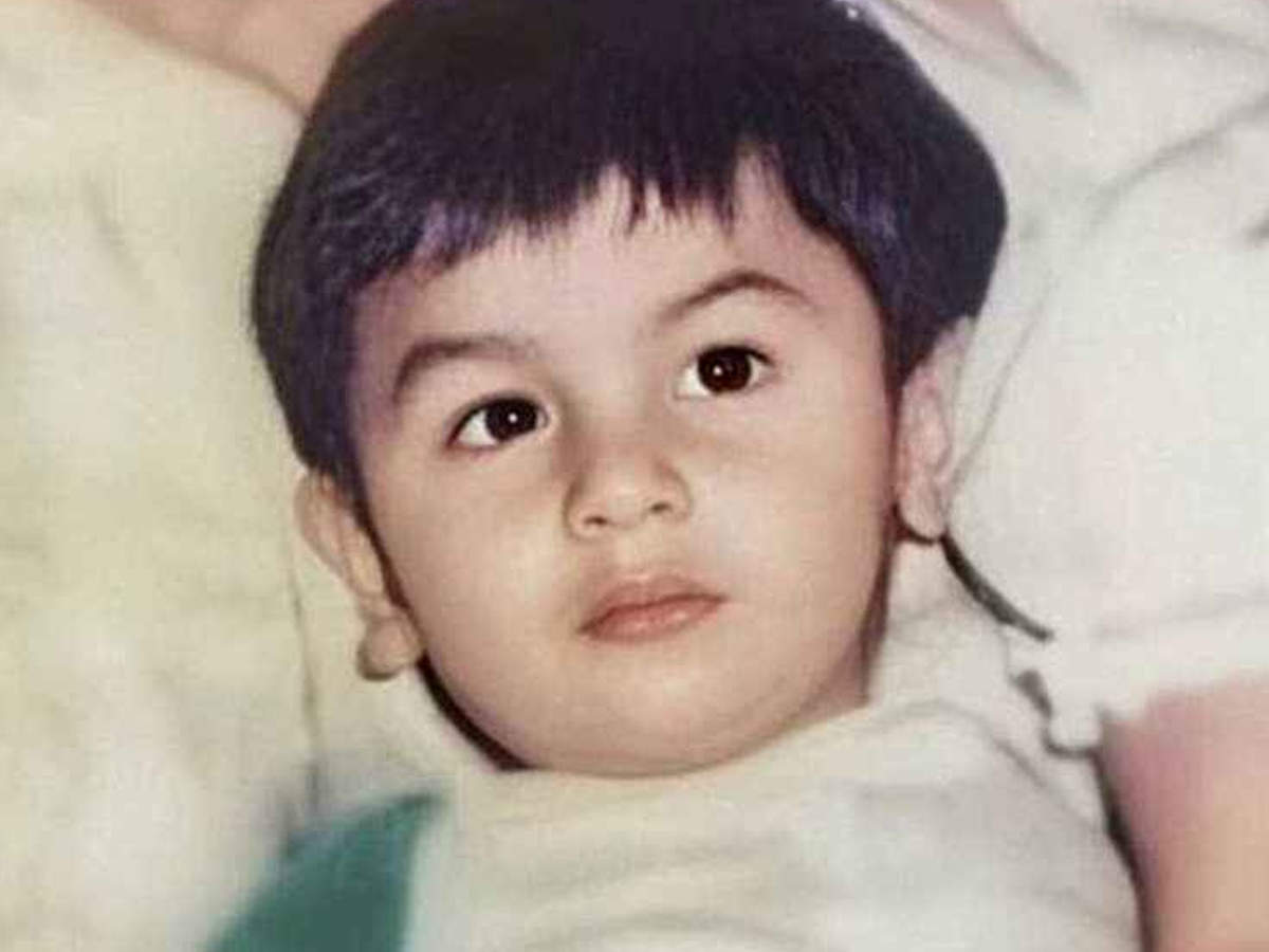 Ranbir Kapoor Throwback Picture रणब र कप र बचपन स ह थ स पर क य ट थ र ब क तस व र पर उमड आल य भट ट क प य र Actor Ranbir Kapoor Expression In Throwback Picture Are Too Much Cute