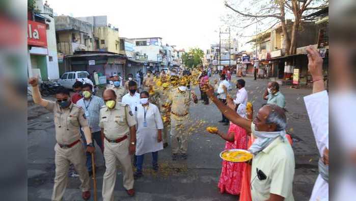 करोनाशी लढा: 'योद्ध्यां'वर नागरिकांनी केला फुलांचा वर्षाव