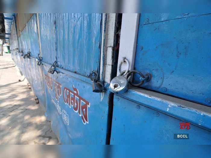 বই খ ত র দ ক ন বন ধ ব প ক পড য র Book Shop Remains Closed During Lockdown Students Face Many Problems Eisamay